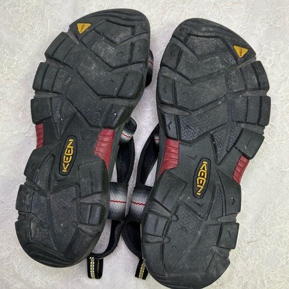 Keen Men’s 9 Strap On Sandals White Red Stripe Black Sole Teva Style Summer Shoe - Picture 6 of 9